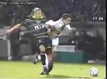 サッカーの試合中もつれて足が折れた瞬間.jpg